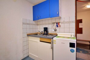 ثلاجة، موقد طهي مسطح، ماكينة لصنع القهوة/الشاي، مستلزمات طهي/أطباق/أوعية