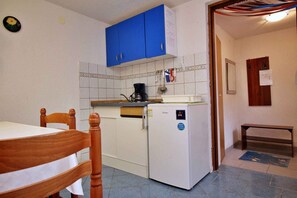 ثلاجة، موقد طهي مسطح، ماكينة لصنع القهوة/الشاي، مستلزمات طهي/أطباق/أوعية