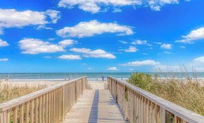 Chaises longues, serviettes de plage