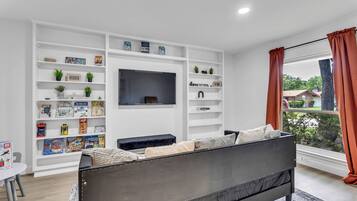 Smart TV, chimenea y monitor de computadora