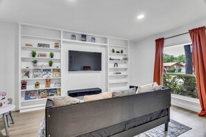 TV connectée, cheminée, écrans d'ordinateur