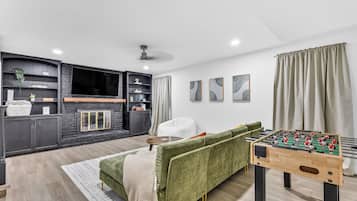 Smart TV, perapian, dan monitor komputer