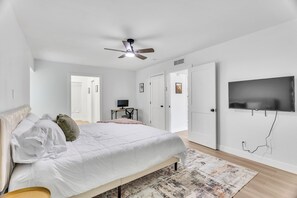5 bedrooms, desk, iron/ironing board, travel cot