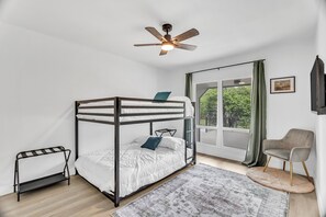 5 bedrooms, desk, iron/ironing board, travel cot - 10-15% Discount 5BR•HotTub•Private Yard • Near AFB & ThemeParks & Medical (San Antonio)