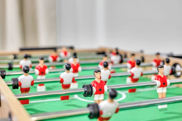 Una mesa de fútbol de mesa con jugadores con uniformes rojo y blanco.