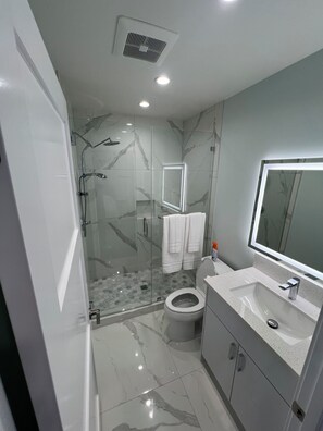 Regadera, toallas, jabón, papel de baño 