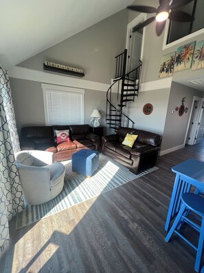 Smart TV - Charming 3-bedroom townhome Oceanfront and next to Pier in North Topsail Beach (North Topsail Beach)