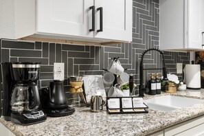 Mikroaaltouuni, uuni, liesi, astianpesukone