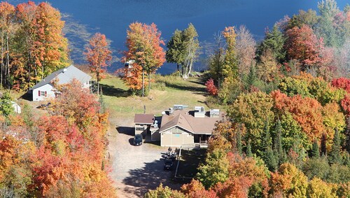 Sleeps 4- Charming Room with AC and WiFi in welcoming Hurley on Island Lake