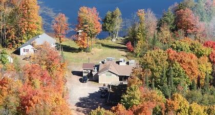 Sleeps 4- Charming Room with AC and WiFi in welcoming Hurley on Island Lake