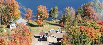 Sleeps 4- Charming Room with AC and WiFi in welcoming Hurley on Island Lake