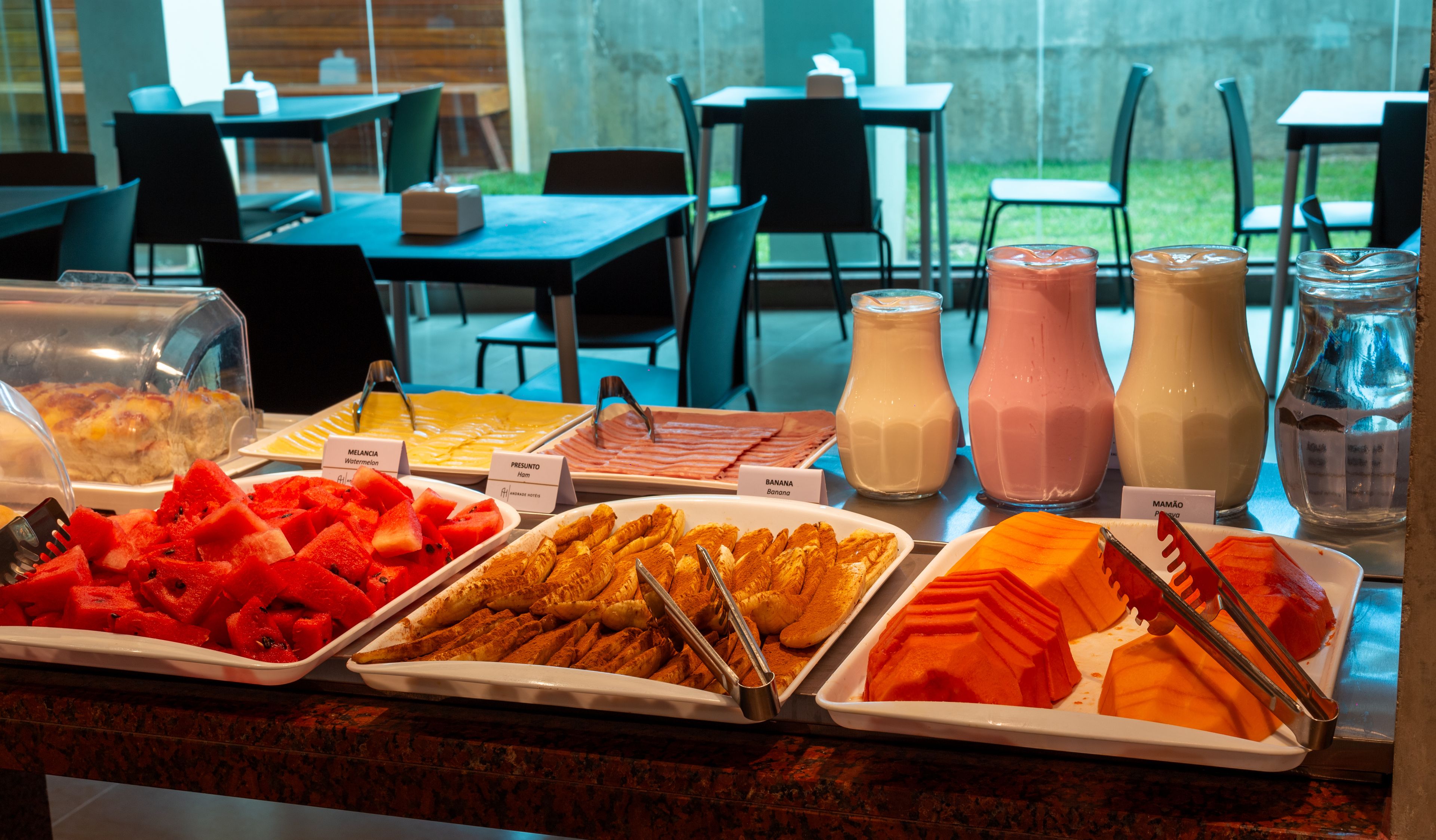 Un bufé con diversos alimentos y bebidas.