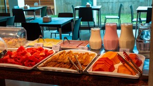 En buffet med et udvalg af mad og drikke.