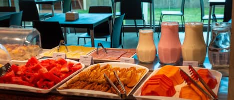 Un bufé con diversos alimentos y bebidas.