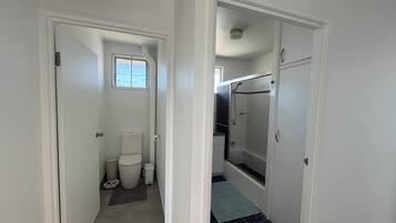 تجهيزات دش، مجففات شعر، مناشف، ورق حمّام