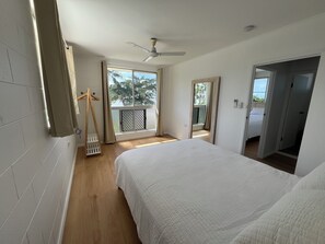 4 bedrooms, iron/ironing board, travel crib, WiFi - Luxury @ Lucinda (Lucinda)