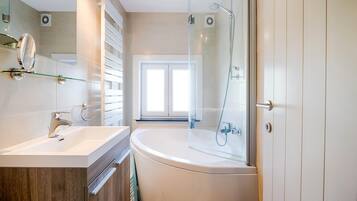 Villa | Bathroom | Bathtub