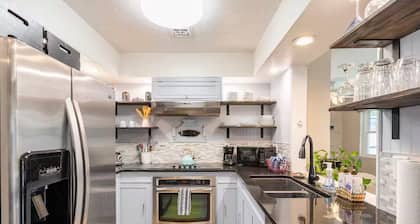Charming 2-bedroom house with private pool near historic downtown Venice