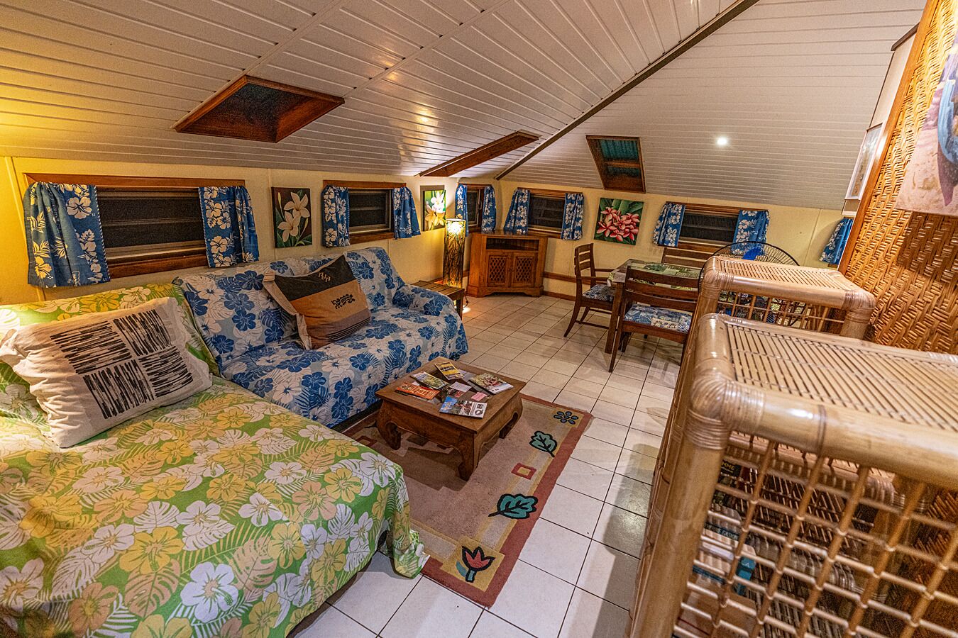 Una sala acogedora con un sofá, una mesa de centro y una zona de comedor con sillas.