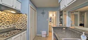 Kühlschrank, Mikrowelle, Herdplatte, Geschirrspüler