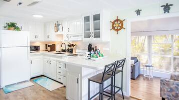 Réfrigérateur, four à micro-ondes, un four, surface de cuisson