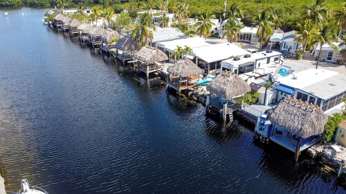 Kampground Waterfront Paradise /w Private Dock, BBQ and Kayaks