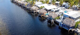 Kampground Waterfront Paradise /w Private Dock, BBQ and Kayaks