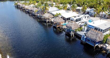 Kampground Waterfront Paradise /w Private Dock, BBQ and Kayaks