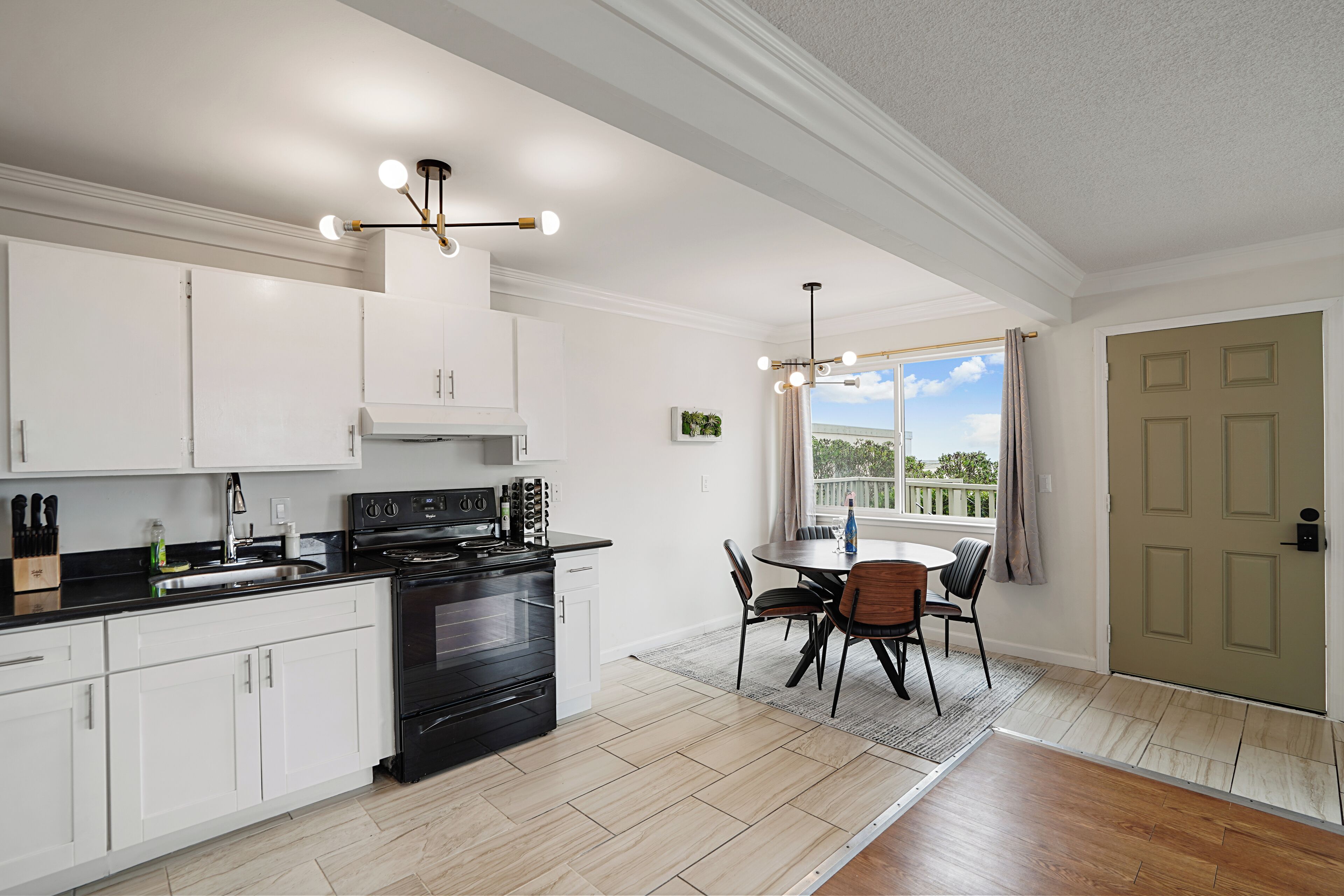 Family Apartment, 2 Bedrooms, Kitchen, Mountain View | Private kitchen