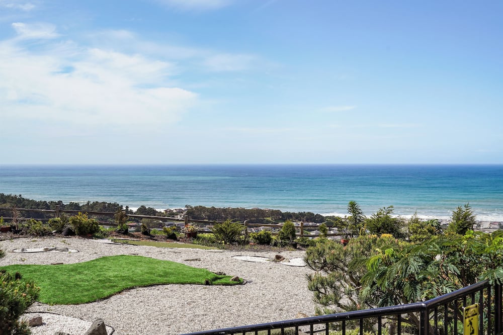 Tranquil 2BR with Coastal Mountain Views
