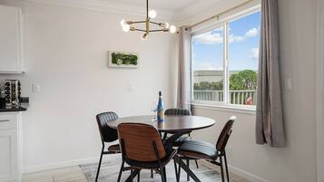 Family Apartment, 2 Bedrooms, Kitchen, Mountain View | Dining room