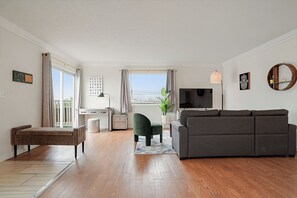 ファミリー アパートメント 2 ベッドルーム キッチン マウンテンビュー | リビング エリア