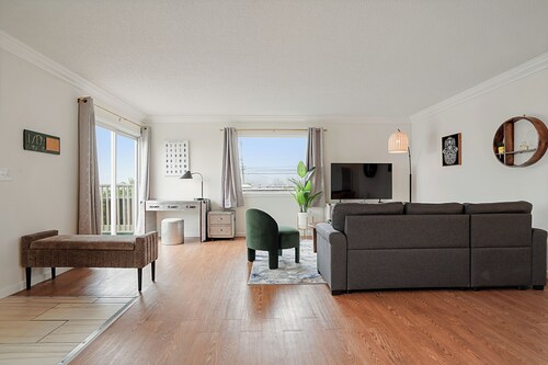 Tranquil 2BR with Coastal Mountain Views