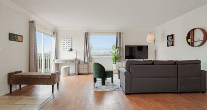 Tranquil 2BR with Coastal Mountain Views