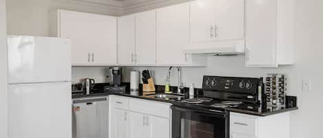 Family Apartment, 2 Bedrooms, Kitchen, Mountain View | Private kitchen