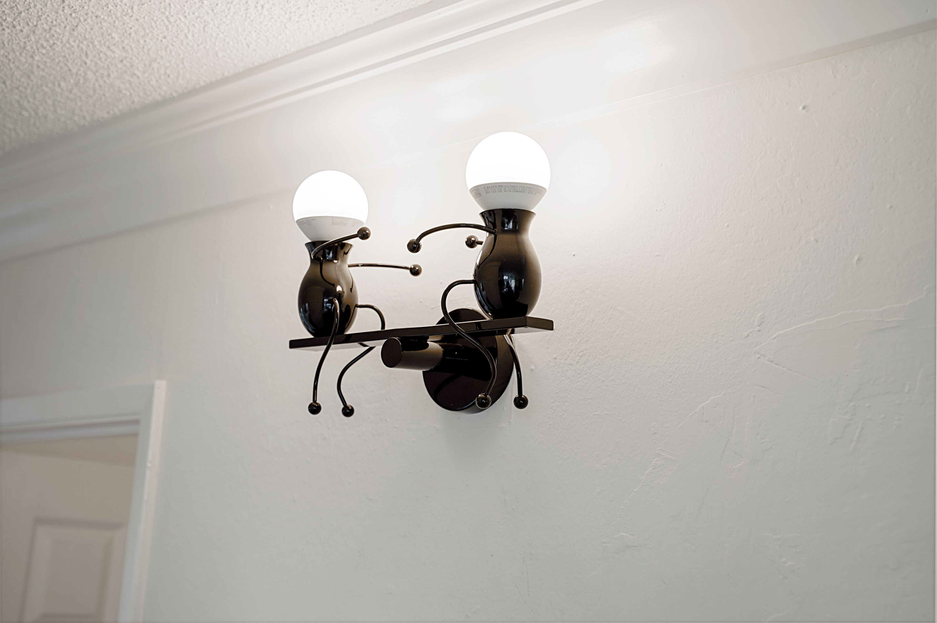 Een wandlamp met twee bolvormige lampen.