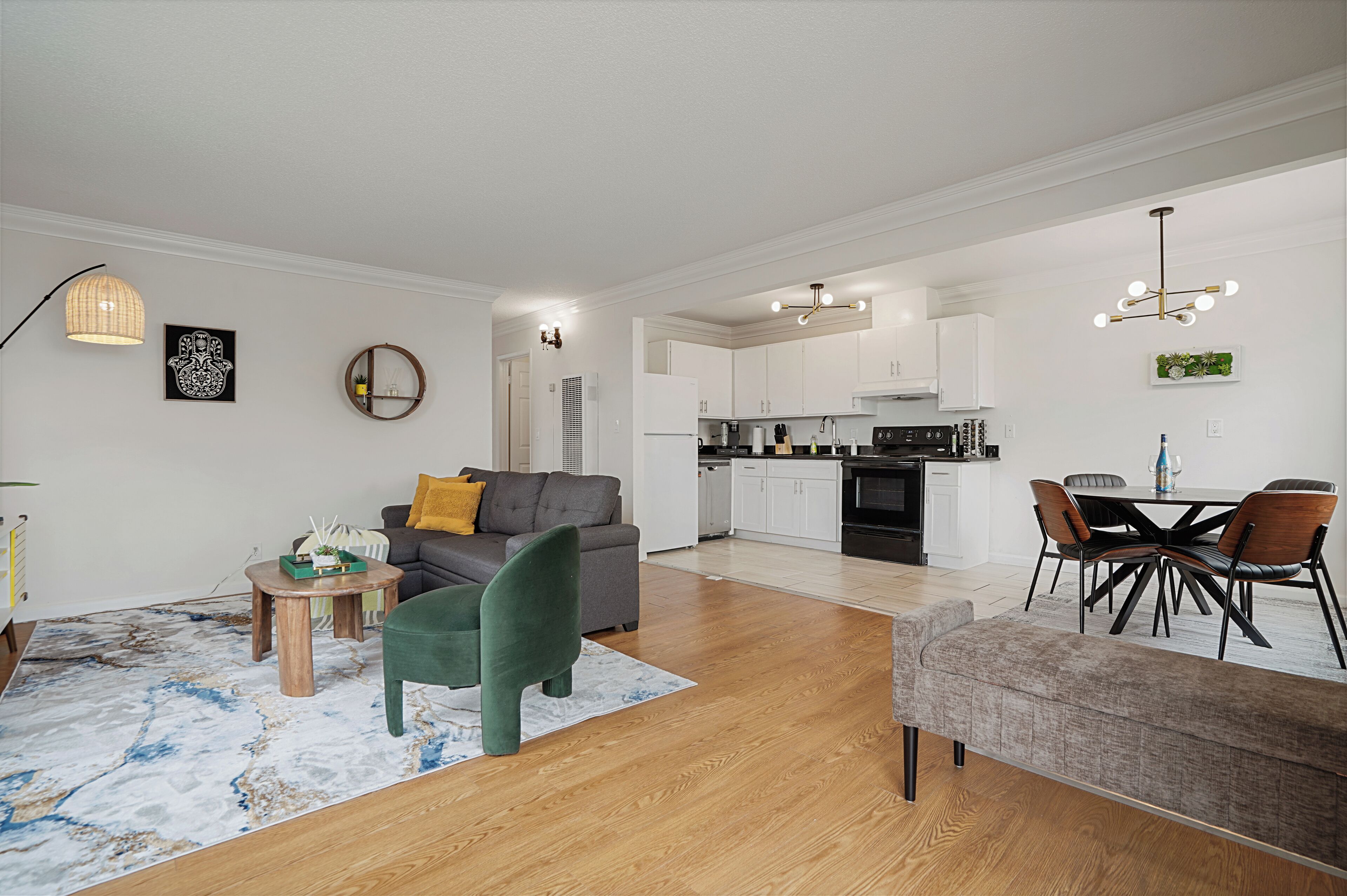 ファミリー アパートメント 2 ベッドルーム キッチン マウンテンビュー | リビング エリア