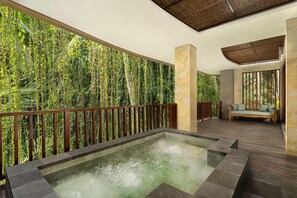 A spa area with a hot tub, wooden deck, and bamboo wall. - Abisena Wellness & Resort Ubud Adult Only (Tegallalang)