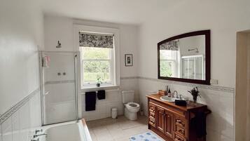 Een douche, een haardroger, een bidet, handdoeken