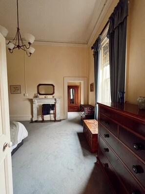 5 slaapkamers, een strijkplank/strijkijzer, wifi, beddengoed