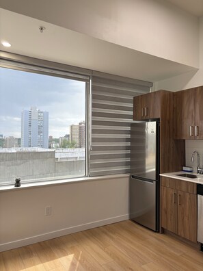 Een microgolfoven, een oven, een vaatwasser