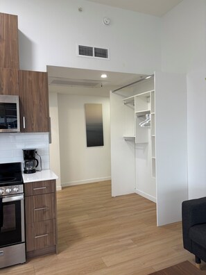 Microwave, oven, dishwasher - charming studio apartment (Edmonton)