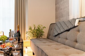 Deluxe Apartment, City View | Living area