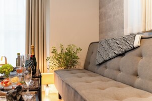 Apartamento luxo, vista para a cidade | Área de estar | Smart TV 40 polegadas com canais digitais