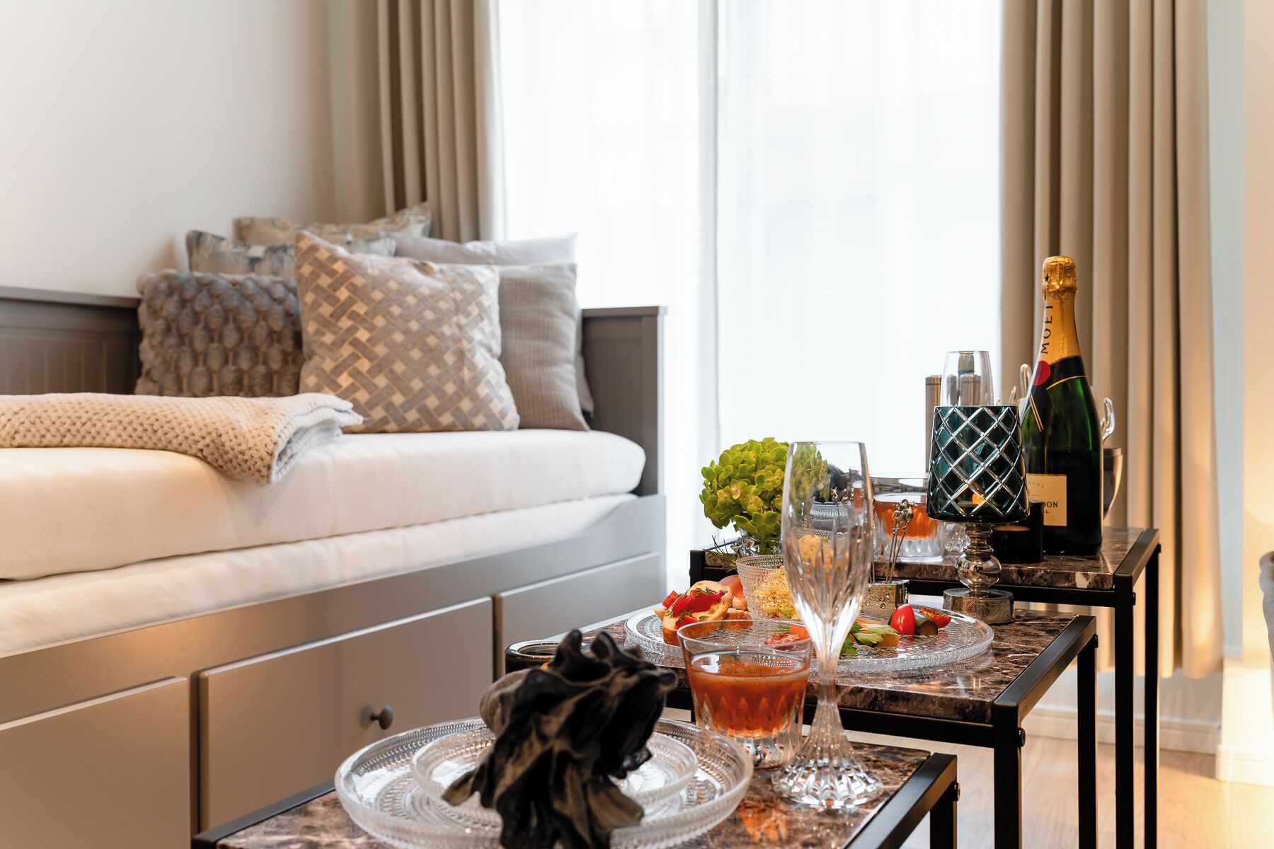 Leilighet – deluxe, byutsikt | Oppholdsområde | En 40-tommers smart-TV med digitale kanaler