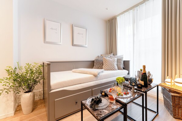 Deluxe Apartment, City View | Living area