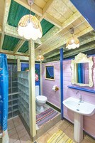 Comfort Room, Non Smoking, Garden View | Bathroom | Shower, towels, soap