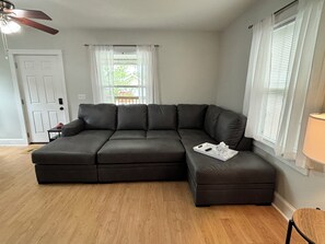 Smart TV - Kadia’s Place-The One With The Private Backyard (Cedar Rapids)