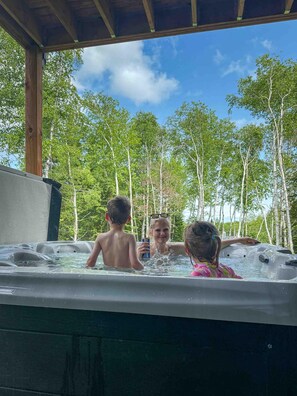 Outdoor spa tub