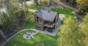 Exterior - Le Verseau 148: Hot Tub, Forest Views & BBQ (Baie-Saint-Paul)